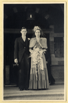 805417 Portret van het bruidspaar CJ. van Andel en M.G.D.M. Balfour van Burleigh op het bordes van het raadhuis (Het ...